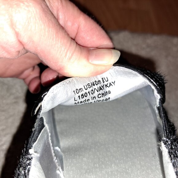 NWT Luichiny Womens Vay Kay Slip On Sneaker Shoes Furry Texture Black/Silver - Picture 2 of 8